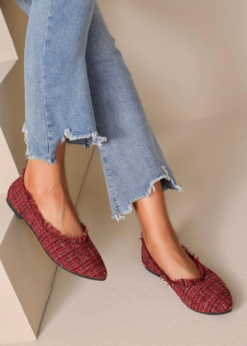Ballerines femme bordeaux en tissu tweed effet effiloché, coupe confortable et semelle noire souple, style chic et décontracté – Timalya.