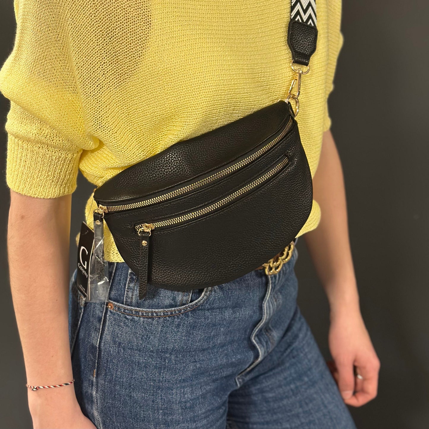 Banane Gallantry noire en simili cuir grainé, avec sangle réglable à motif chevrons, fermeture zippée et poche frontale, idéale pour un look tendance et pratique
