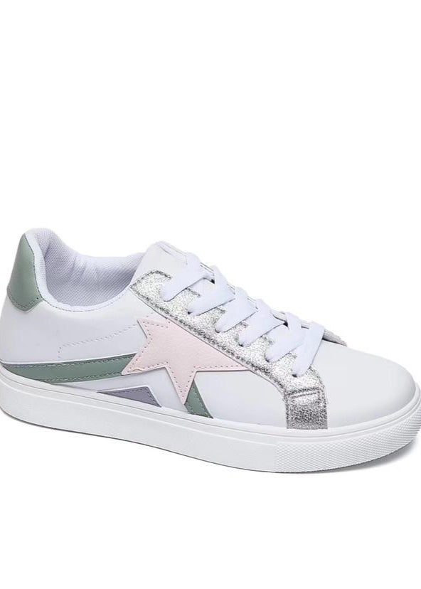 Baskets femme blanches avec étoile rose poudré, paillettes argentées, bandes pastel vert et mauve, lacets blancs et semelle en caoutchouc. Un modèle tendance et girly – Collection Timalya chaussures.