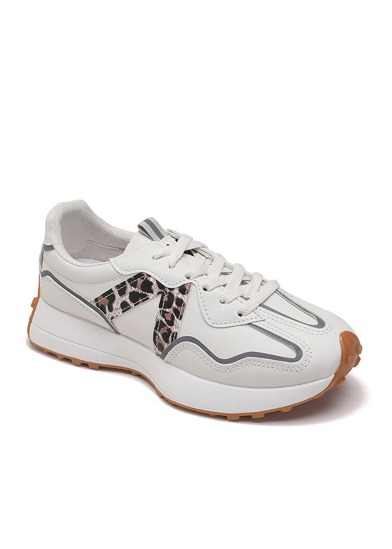 Baskets blanches crème femme avec lacets, empiècement léopard sur les côtés, semelle blanche à base camel crantée. Un modèle sport chic tendance – collection Timalya chaussures.