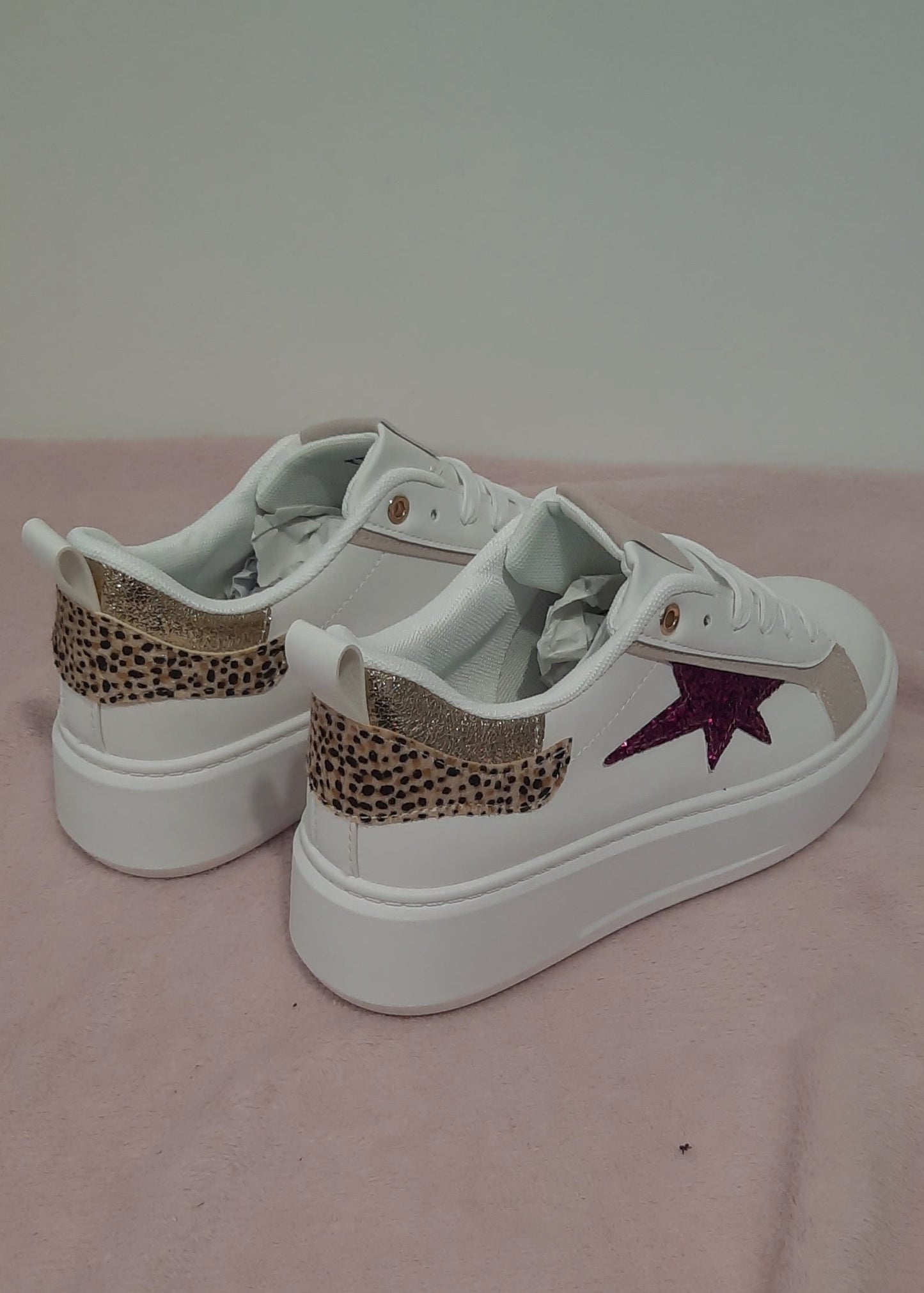 Baskets femme blanches avec étoile pailletée fuchsia sur le côté et détail doré léopard à l’arrière, semelle plateforme, look fun et tendance – Timalya.