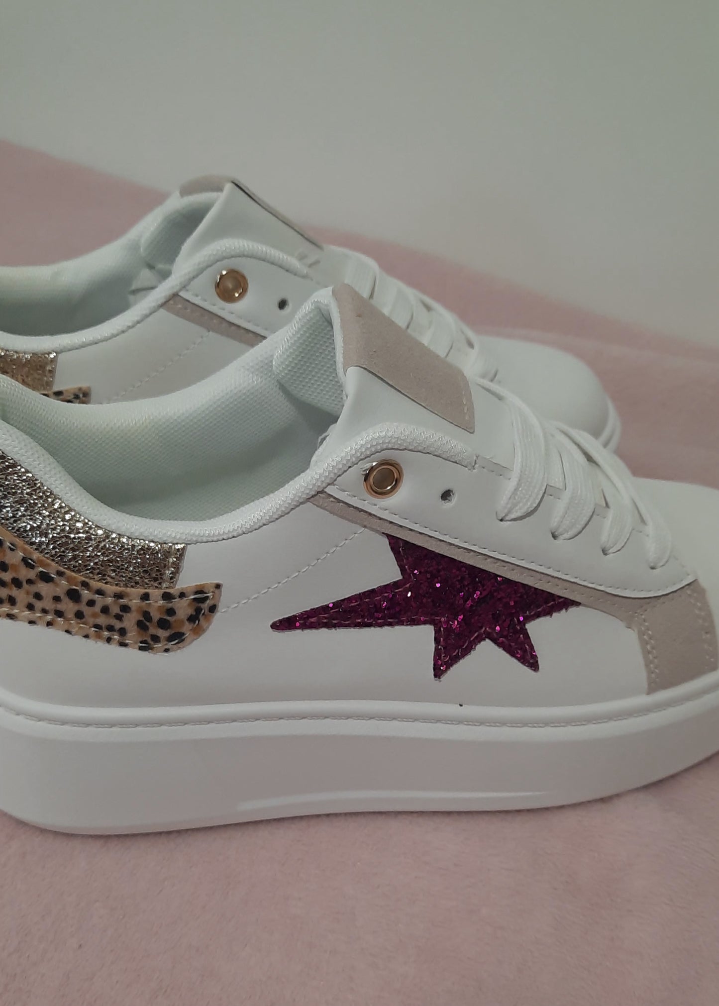 Baskets femme blanches avec étoile pailletée fuchsia sur le côté et détail doré léopard à l’arrière, semelle plateforme, look fun et tendance – Timalya.