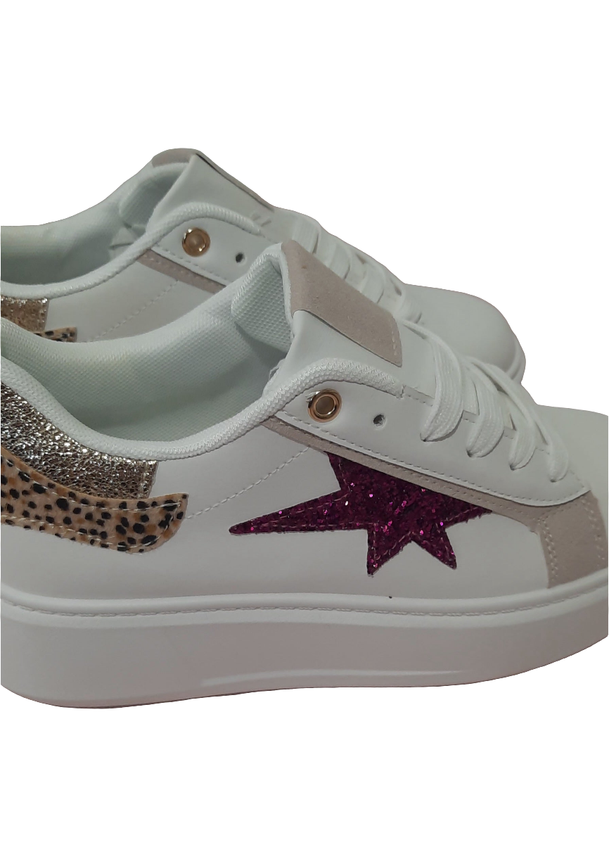 Baskets femme blanches avec étoile pailletée fuchsia sur le côté et détail doré léopard à l’arrière, semelle plateforme, look fun et tendance – Timalya.