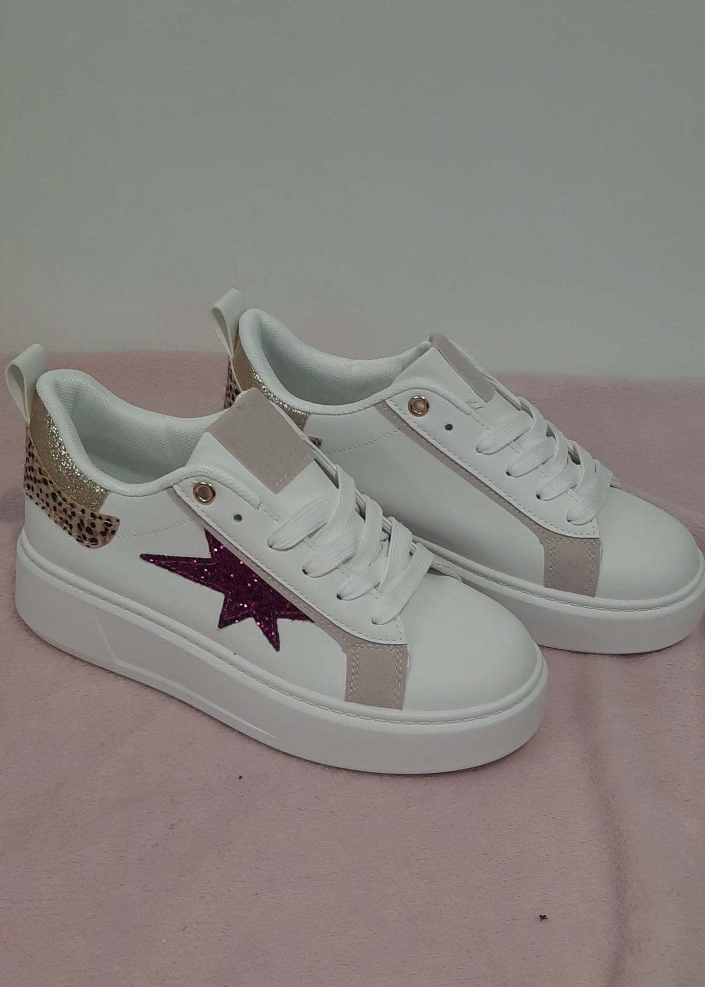 Baskets femme blanches avec étoile pailletée fuchsia sur le côté et détail doré léopard à l’arrière, semelle plateforme, look fun et tendance – Timalya.