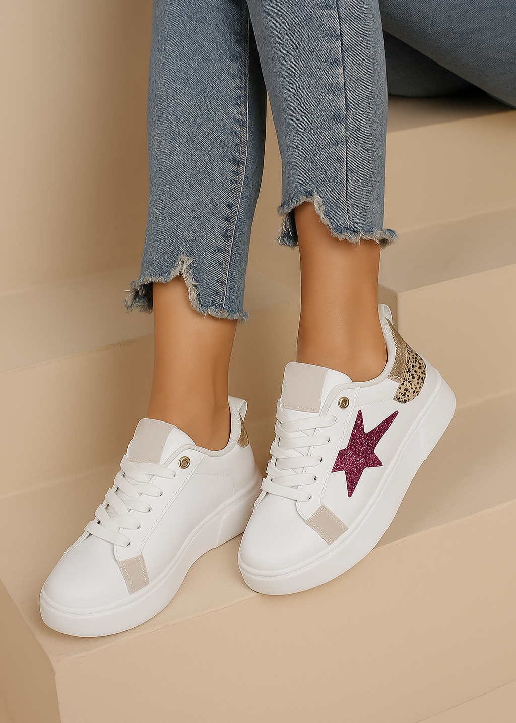 Baskets femme blanches avec étoile pailletée fuchsia sur le côté et détail doré léopard à l’arrière, semelle plateforme, look fun et tendance – Timalya.