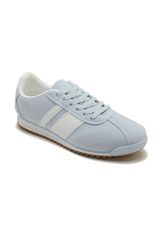 Baskets femme bleu ciel avec lacets, bandes blanches sur les côtés et semelle fine crantée. Un look rétro sport confortable et tendance – Collection Timalya chaussures femme.
