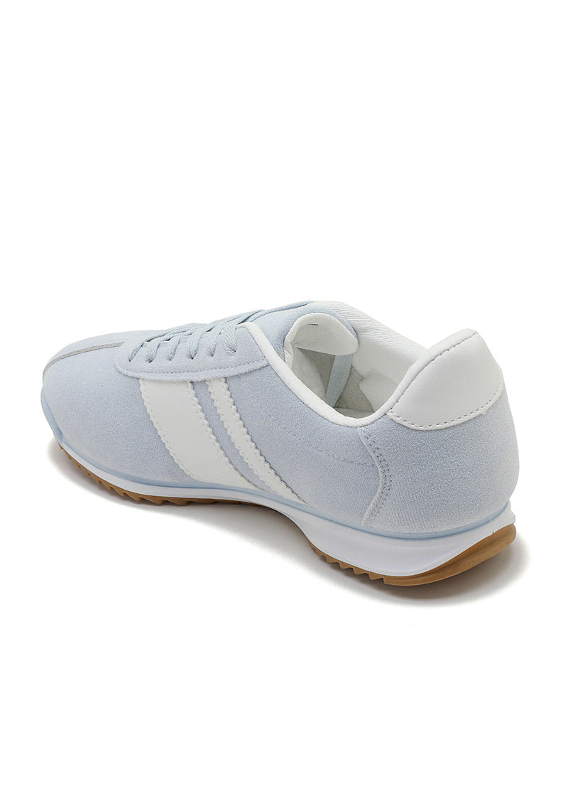 Baskets femme bleu ciel avec lacets, bandes blanches sur les côtés et semelle fine crantée. Un look rétro sport confortable et tendance – Collection Timalya chaussures femme.