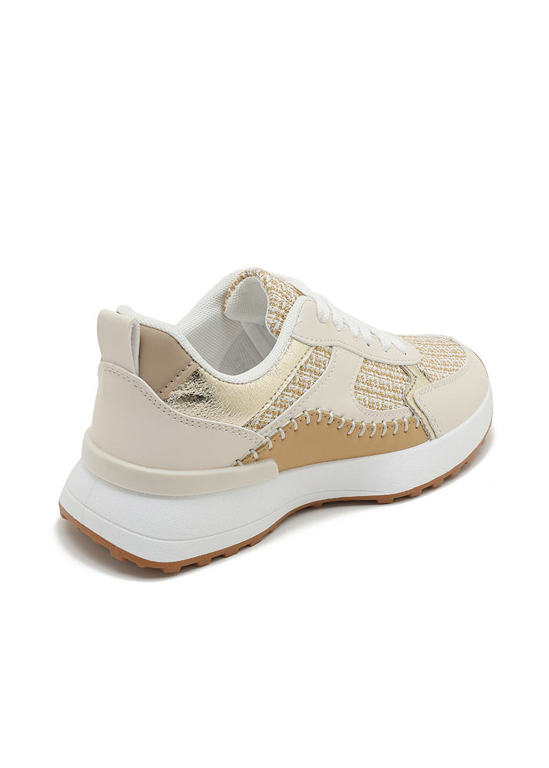 Baskets femme camel avec empiècements en tweed beige doré, détails métalliques, lacets blancs et semelle blanche crantée. Modèle élégant et tendance – collection Timalya chaussures femme.