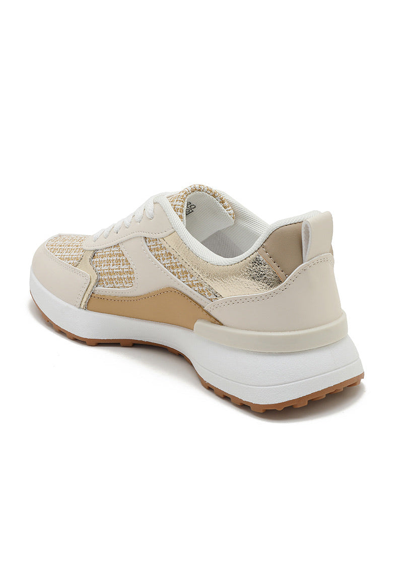 Baskets femme camel avec empiècements en tweed beige doré, détails métalliques, lacets blancs et semelle blanche crantée. Modèle élégant et tendance – collection Timalya chaussures femme.