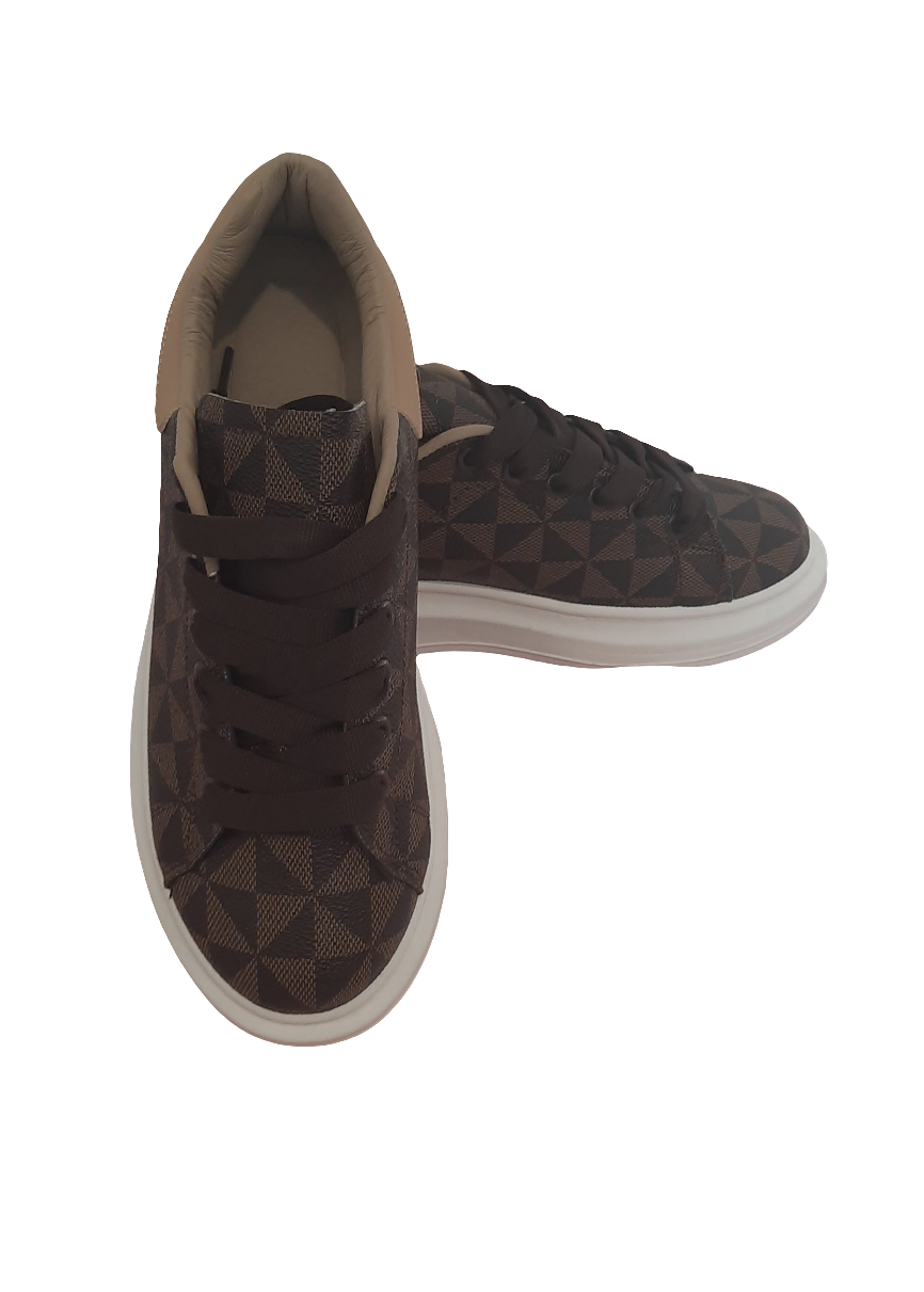 Baskets femme marron à motif géométrique triangle noir, avec détails beige et semelle blanche épaisse. Style moderne et confortable – collection Timalya chaussures.