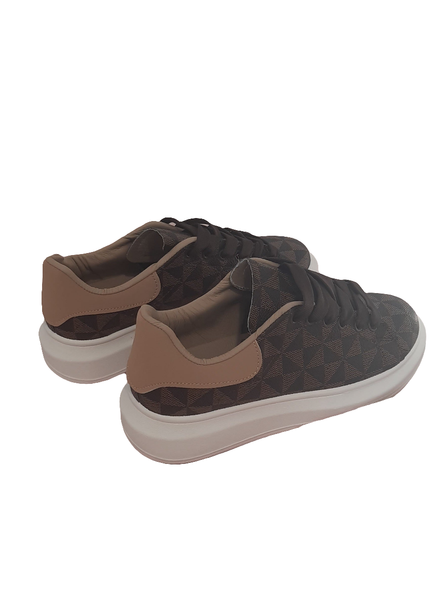Baskets femme marron à motif géométrique triangle noir, avec détails beige et semelle blanche épaisse. Style moderne et confortable – collection Timalya chaussures.