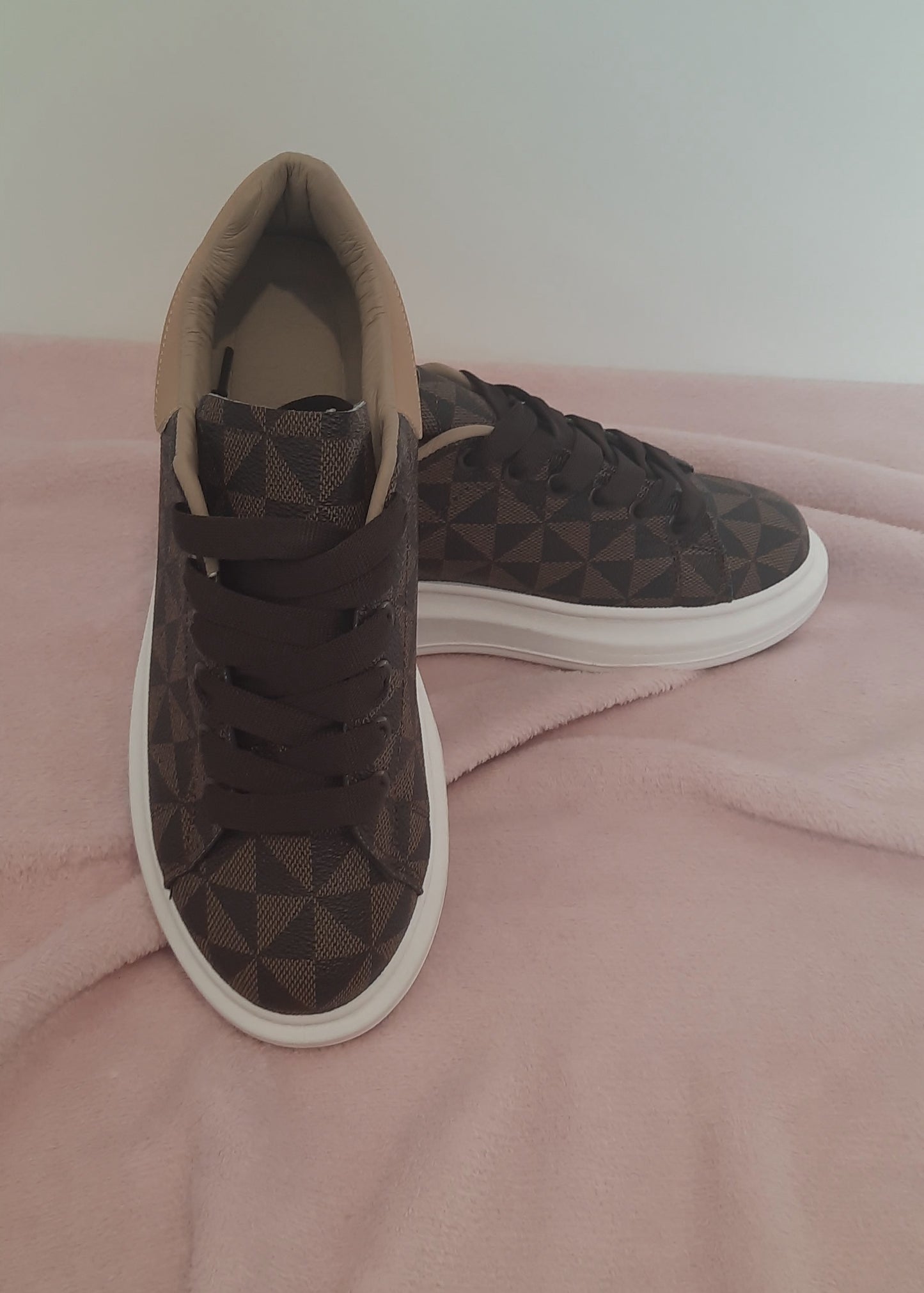 Baskets femme marron à motif géométrique triangle noir, avec détails beige et semelle blanche épaisse. Style moderne et confortable – collection Timalya chaussures.
