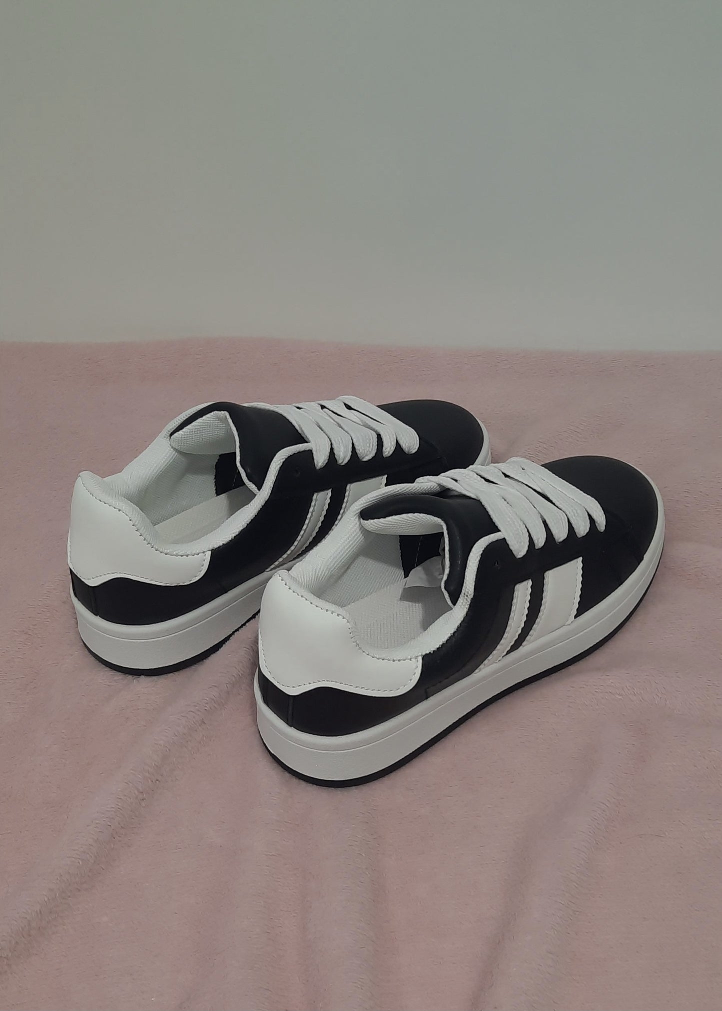 Baskets femme noires avec bandes blanches et semelle contrastante, lacets blancs épais, style sport et urbain. Chaussures casual confortables – Timalya.