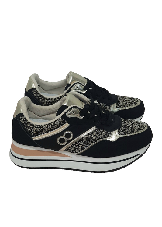 Baskets femme noires compensées avec détails dorés, tissu tweed noir et doré, logo en strass “8”, semelle blanche moderne, look chic sport – Timalya.