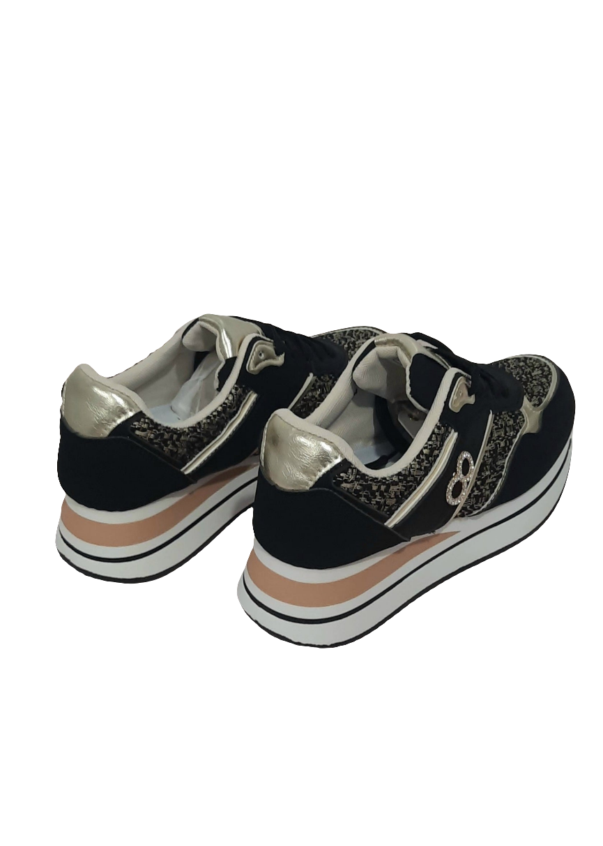 Baskets femme noires compensées avec détails dorés, tissu tweed noir et doré, logo en strass “8”, semelle blanche moderne, look chic sport – Timalya.