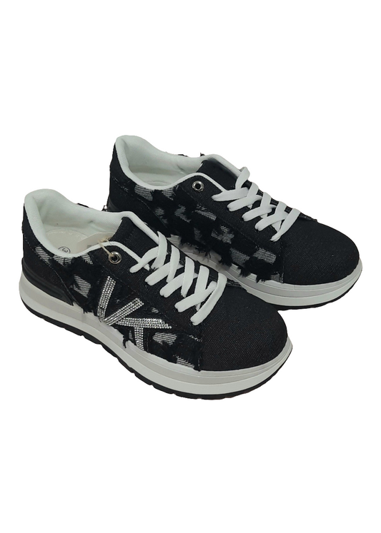 Baskets femme noires en jean avec motif pied-de-poule effiloché, détail en strass argenté en forme de lettre K, semelle blanche contrastée, style urbain et tendance – Timalya.
