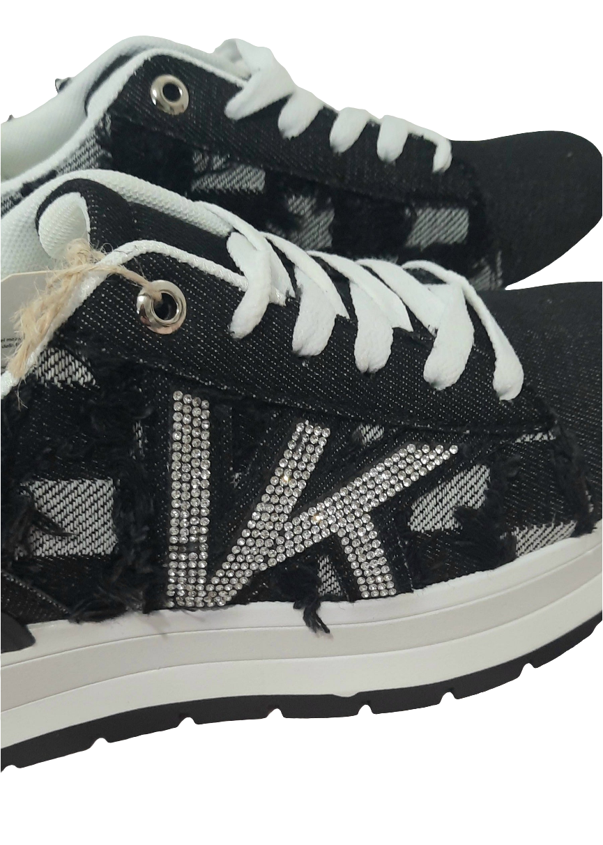 Baskets femme noires en jean avec motif pied-de-poule effiloché, détail en strass argenté en forme de lettre K, semelle blanche contrastée, style urbain et tendance – Timalya.