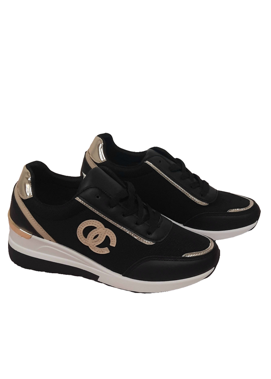 Baskets femme noires compensées avec logo entrelacé taupe, finitions dorées au talon et surpiqûres, semelle blanche compensée, style chic et urbain – Timalya.