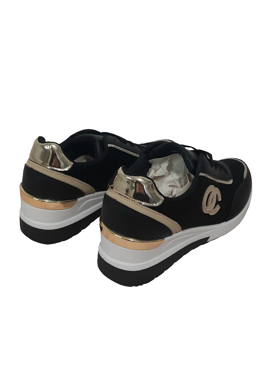 Baskets femme noires compensées avec logo entrelacé taupe, finitions dorées au talon et surpiqûres, semelle blanche compensée, style chic et urbain – Timalya.