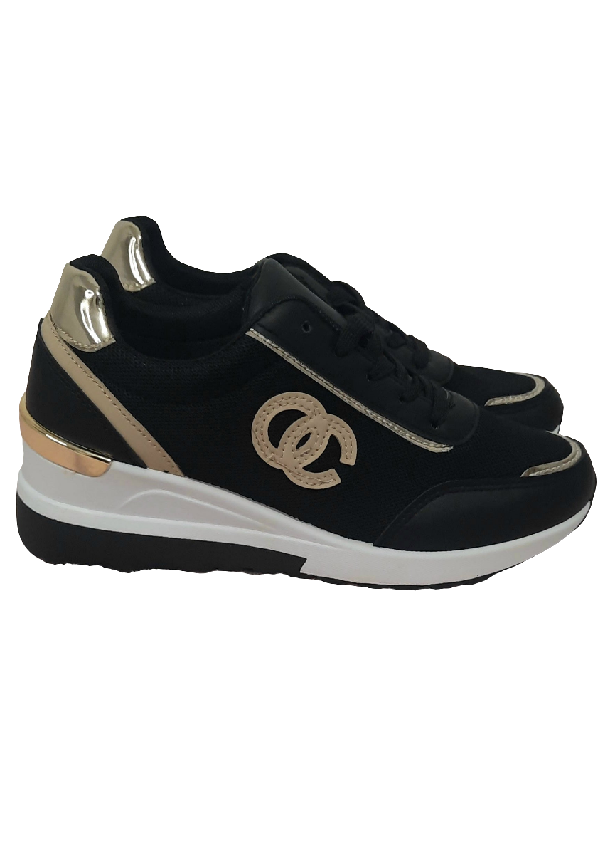 Baskets femme noires compensées avec logo entrelacé taupe, finitions dorées au talon et surpiqûres, semelle blanche compensée, style chic et urbain – Timalya.