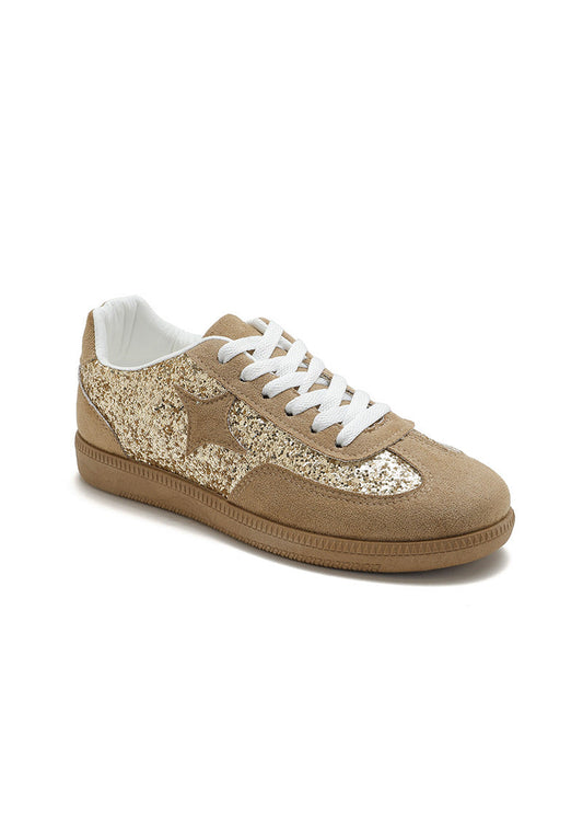 Baskets femme kaki avec empiècements à paillettes dorées, étoile glitter sur le côté, lacets blancs et semelle beige. Un modèle lumineux et tendance – collection Timalya chaussures féminines.