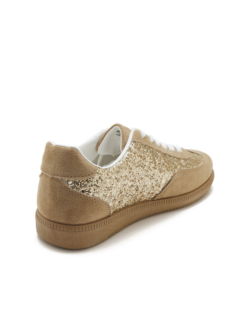 Baskets femme kaki avec empiècements à paillettes dorées, étoile glitter sur le côté, lacets blancs et semelle beige. Un modèle lumineux et tendance – collection Timalya chaussures féminines.