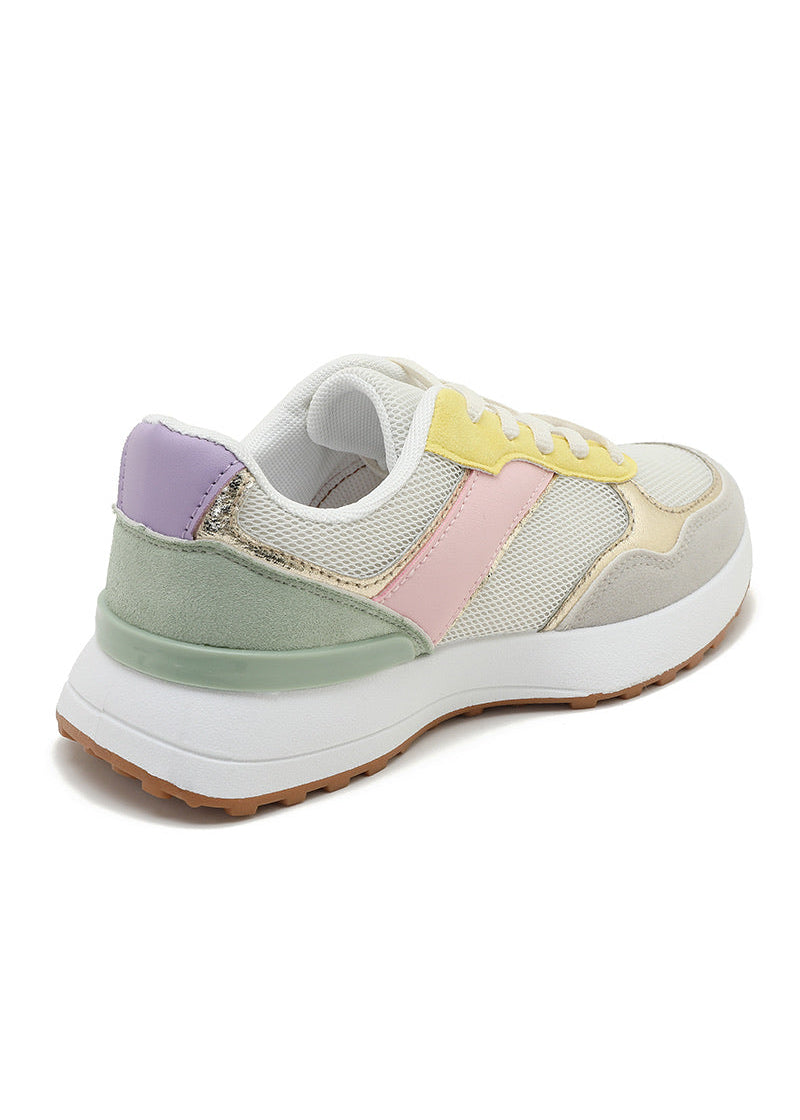 Baskets femme multicolores avec lacets blancs, empiècements pastel (jaune, rose, vert), semelle blanche crantée et détails dorés. Modèle léger et stylé – collection Timalya sport chic.
