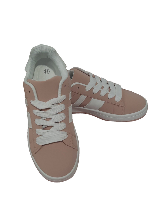 Baskets femme rose poudré avec rayures blanches contrastantes, lacets blancs, semelle blanche, design sobre et moderne pour look casual chic – Timalya.