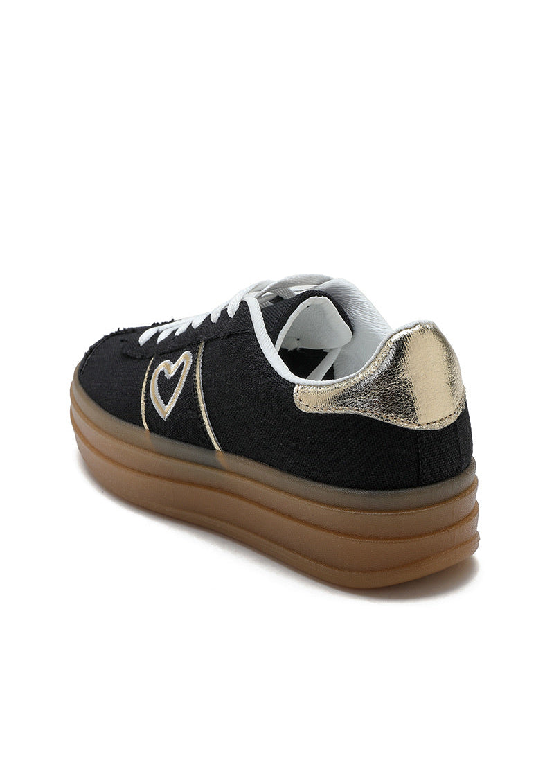 Baskets noires pour femme avec semelle plateforme beige, lacets blancs, cœur doré brodé sur le côté et détail métallisé au talon. Modèle confortable et tendance signé Timalya prêt-à-porter.
