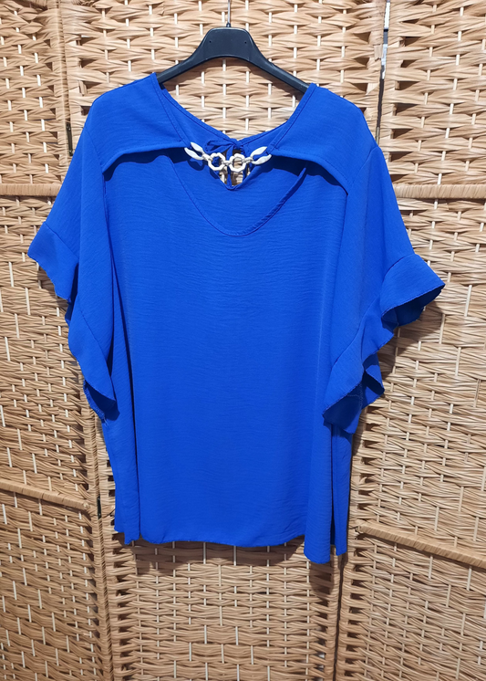 Blouse bleu roy grande taille 44 à 50 pour femme, col rond avec détail chaîne et manches courtes volantées. Coupe fluide élégante.