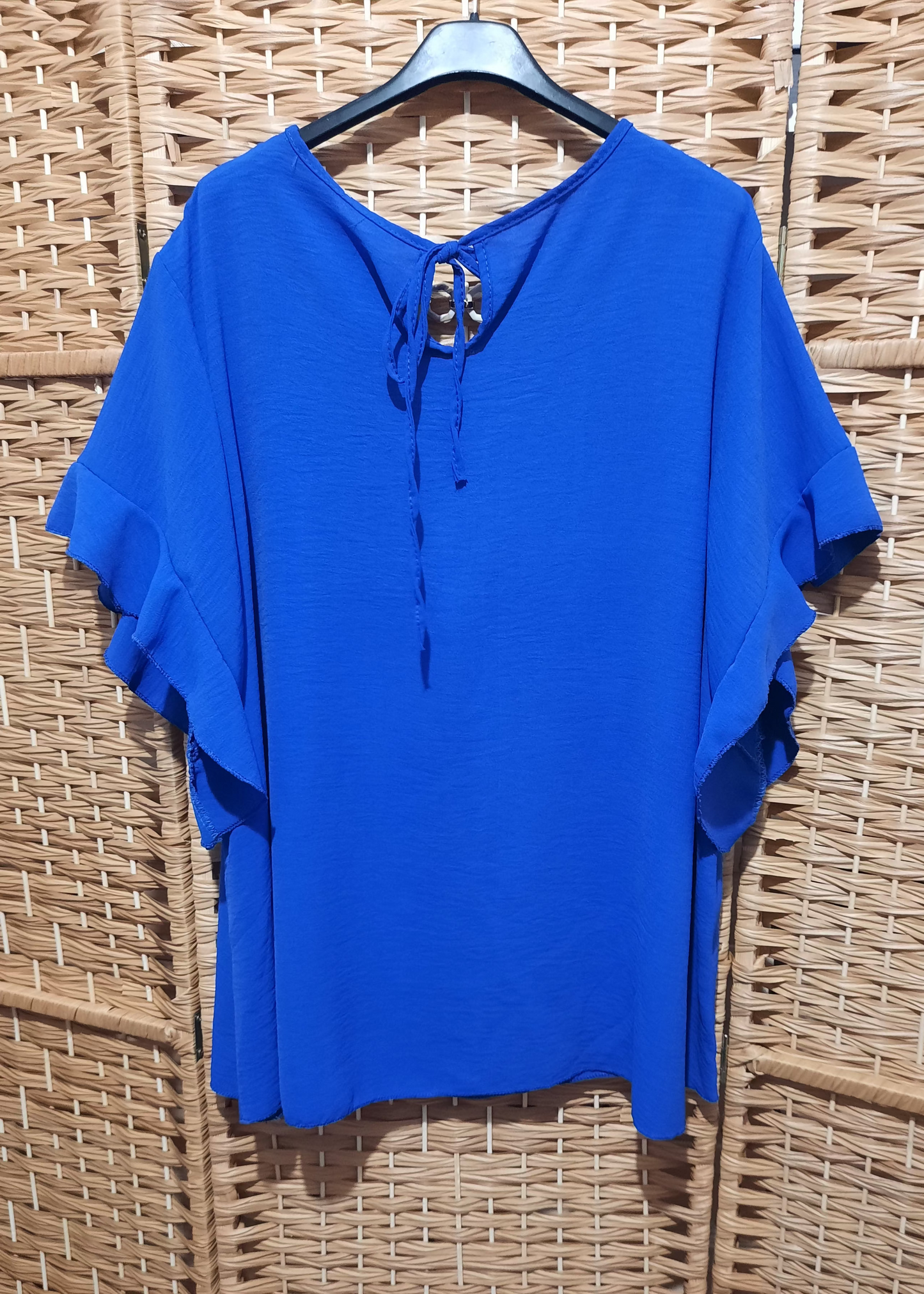 Blouse bleu roy grande taille 44 à 50 pour femme, col rond avec détail chaîne et manches courtes volantées. Coupe fluide élégante.