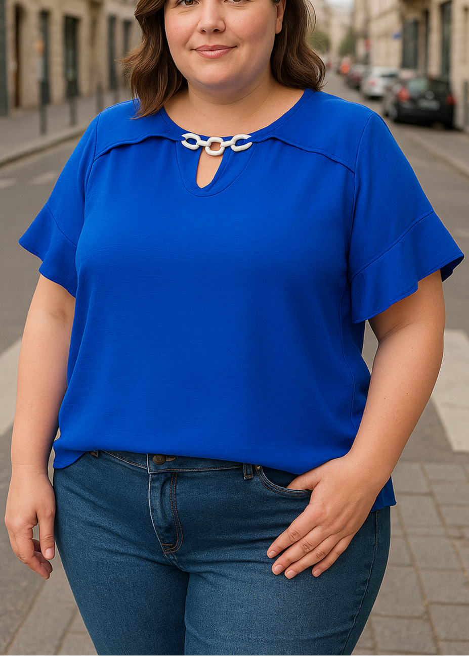 Blouse bleu roy grande taille 44 à 50 pour femme, col rond avec détail chaîne et manches courtes volantées. Coupe fluide élégante.