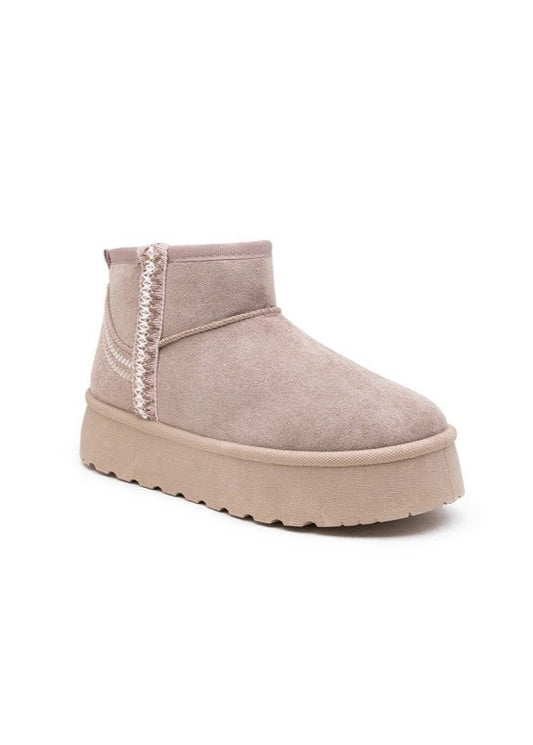 Boots femme beige à plateforme style UGG, en suédine, avec doublure chaude et bande ethnique décorative. Un modèle confortable et tendance pour l’hiver – signé Timalya.