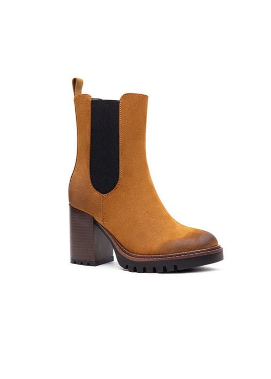 Boots camel pour femme avec talon épais, semelle crantée, fermeture zippée et bande élastique style Chelsea. Un modèle tendance et confortable – Collection Timalya chaussures automne/hiver.