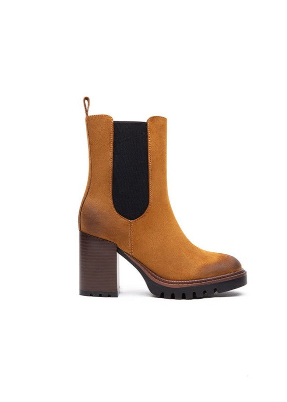 Boots camel pour femme avec talon épais, semelle crantée, fermeture zippée et bande élastique style Chelsea. Un modèle tendance et confortable – Collection Timalya chaussures automne/hiver.
