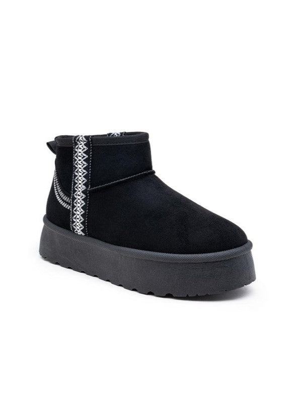 Boots femme noires à plateforme style UGG, en suédine, avec doublure chaude et bande ethnique décorative. Un modèle confortable et tendance pour l’hiver – signé Timalya.