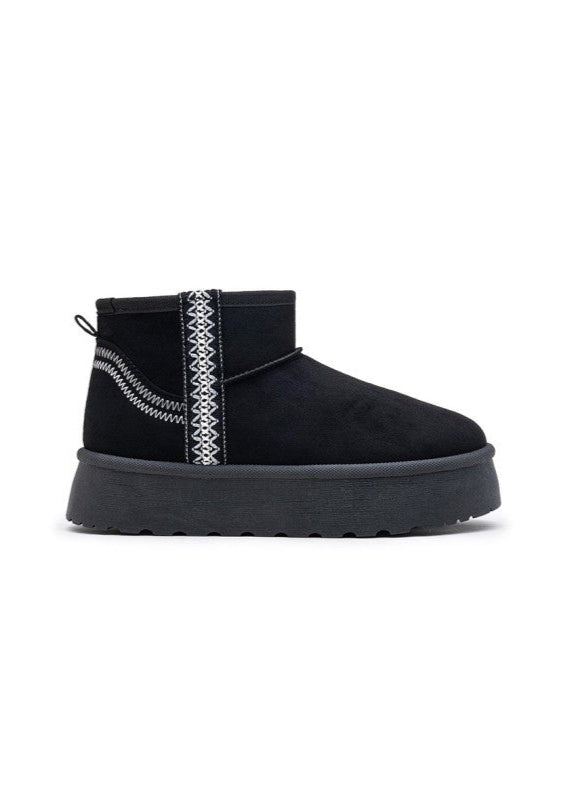 Boots femme noires à plateforme style UGG, en suédine, avec doublure chaude et bande ethnique décorative. Un modèle confortable et tendance pour l’hiver – signé Timalya.