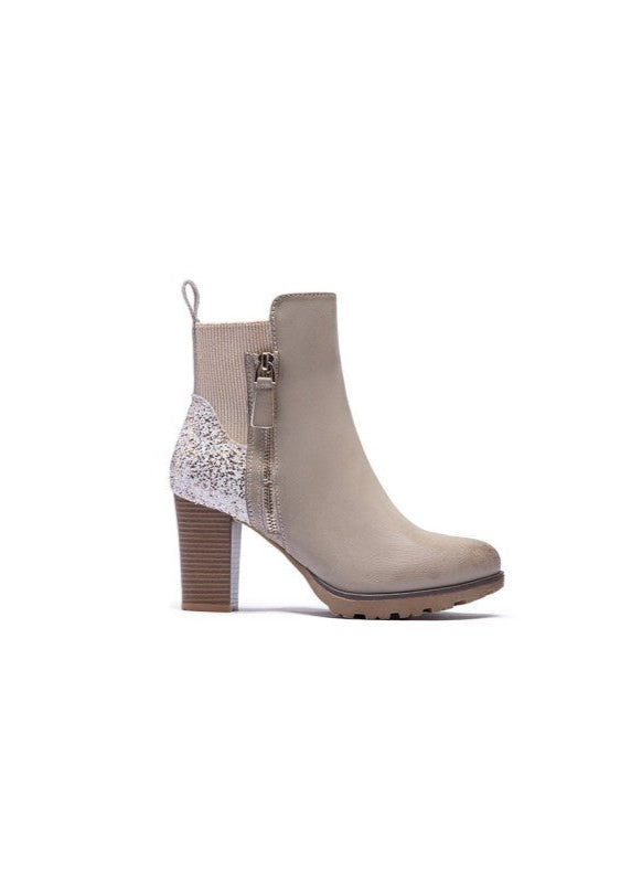 Bottines femme beige à talon avec fermeture zippée latérale et détail pailleté à l’arrière. Modèle élégant avec semelle crantée, parfait pour un look chic et féminin – signé Timalya prêt-à-porter et chaussures.