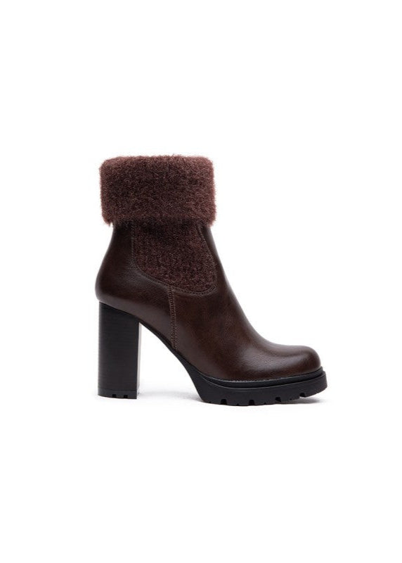Bottines femme marron avec talon haut carré, semelle crantée et revers en maille douce. Modèle à enfiler confortable et tendance, idéal pour l’hiver – Collection Timalya chaussures femme.
