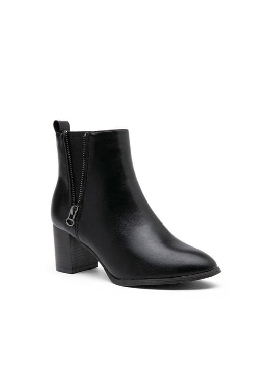Bottines femme noire avec talon haut épais, bout légèrement pointu et fermeture zippée latérale. Un modèle chic et élégant, parfait pour toutes les occasions – collection Timalya chaussures femme.