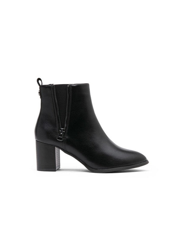 Bottines femme noire avec talon haut épais, bout légèrement pointu et fermeture zippée latérale. Un modèle chic et élégant, parfait pour toutes les occasions – collection Timalya chaussures femme.