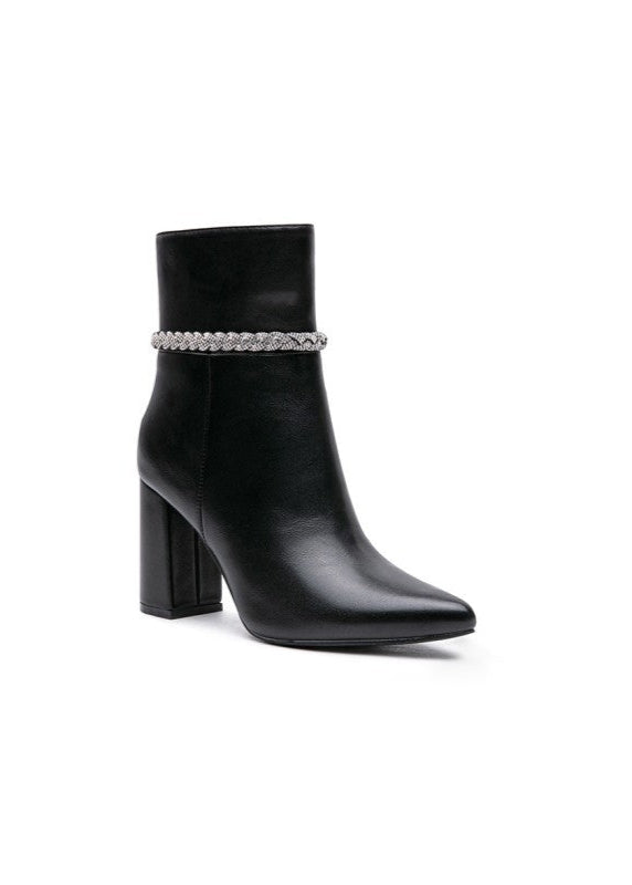 Bottines noires pour femme avec bout pointu, talon carré élégant, fermeture zippée latérale et chaîne brillante autour de la cheville. Un modèle chic et raffiné de la collection Timalya chaussures tendance.