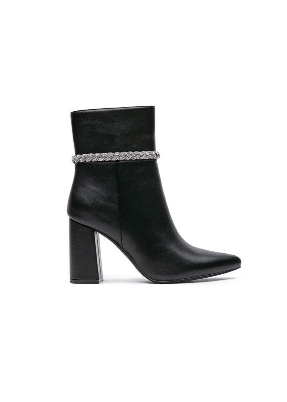 Bottines noires pour femme avec bout pointu, talon carré élégant, fermeture zippée latérale et chaîne brillante autour de la cheville. Un modèle chic et raffiné de la collection Timalya chaussures tendance.