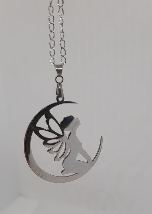 Collier en acier inoxydable argenté pour femme, représentant une fée assise sur un croissant de lune, avec chaîne fine et pendentif féérique, bijou résistant et tendance