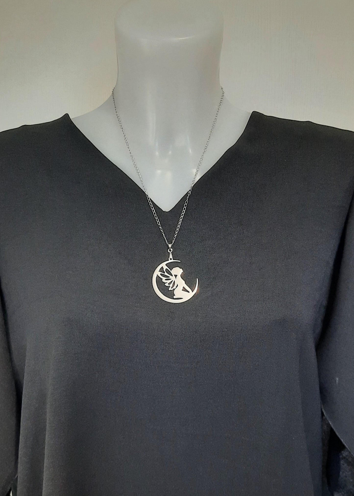 Collier en acier inoxydable argenté pour femme, représentant une fée assise sur un croissant de lune, avec chaîne fine et pendentif féérique, bijou résistant et tendance