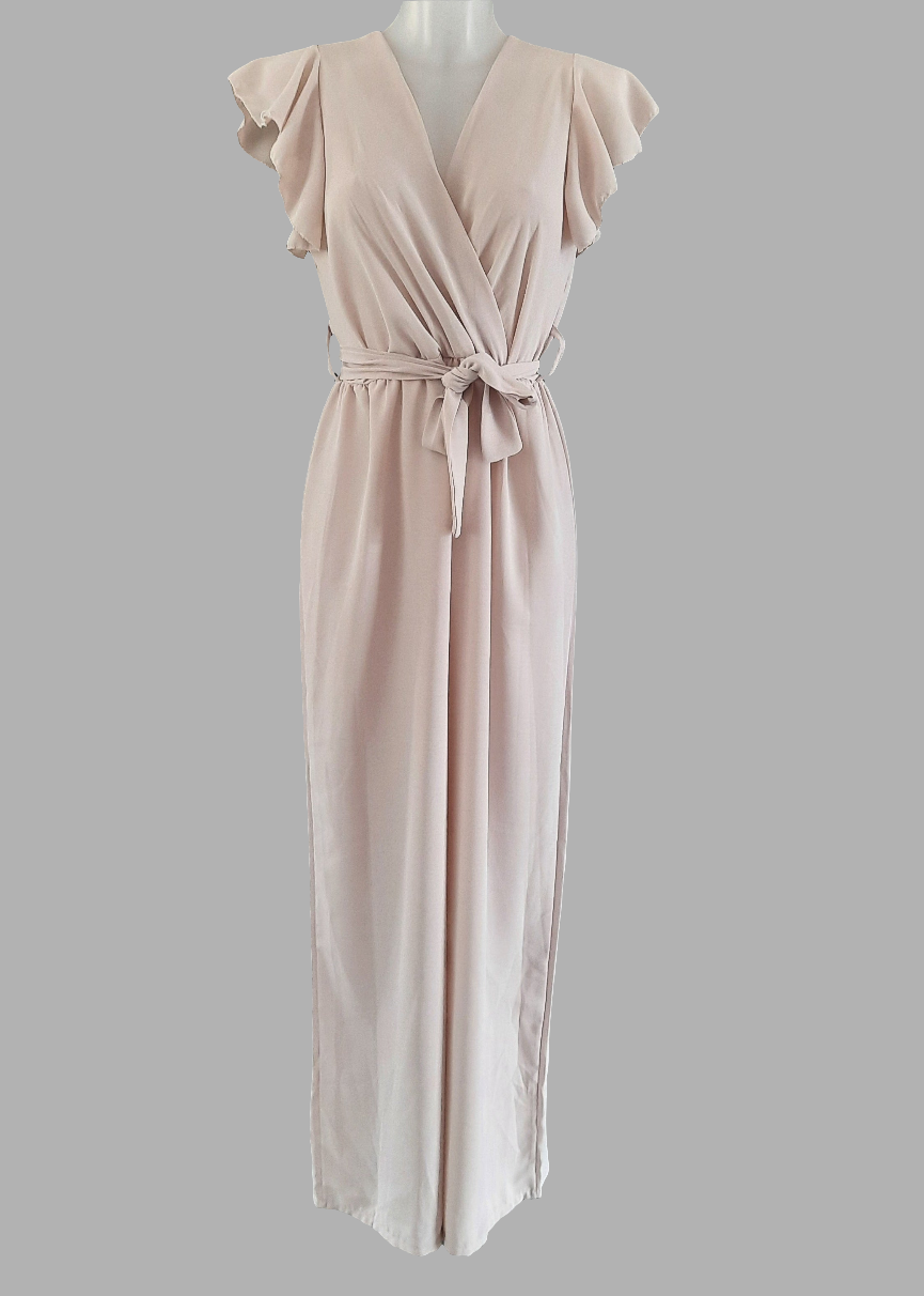 Combinaison fluide beige à manches volantées pour femme, coupe élégante avec ceinture à nouer, parfaite pour un look naturel – Timalya.