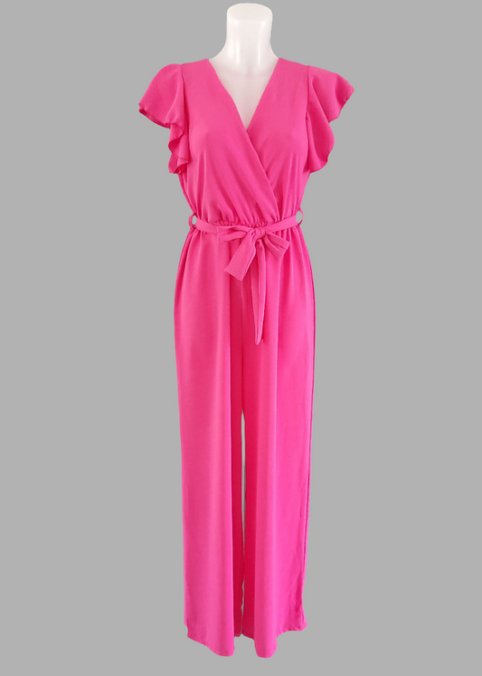Combinaison fluide fuchsia pour femme, manches volantées et ceinture à nouer, style moderne et coloré – disponible chez Timalya.