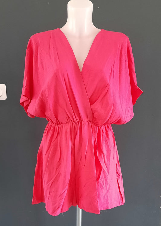 Combishort fuchsia pour femme en viscose fluide, coupe cache-cœur, manches courtes et taille élastique, look coloré et estival – Timalya.