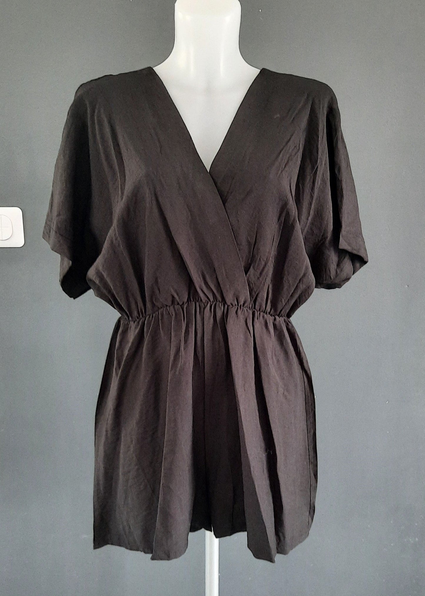 Combishort noir en viscose fluide pour femme, coupe cache-cœur, manches courtes et taille élastique, parfait pour un look élégant d’été – Timalya.