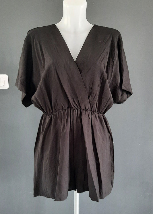 Combishort noir en viscose fluide pour femme, coupe cache-cœur, manches courtes et taille élastique, parfait pour un look élégant d’été – Timalya.